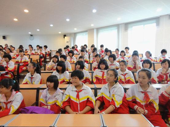 我校举行初一女生青春期心理健康讲座